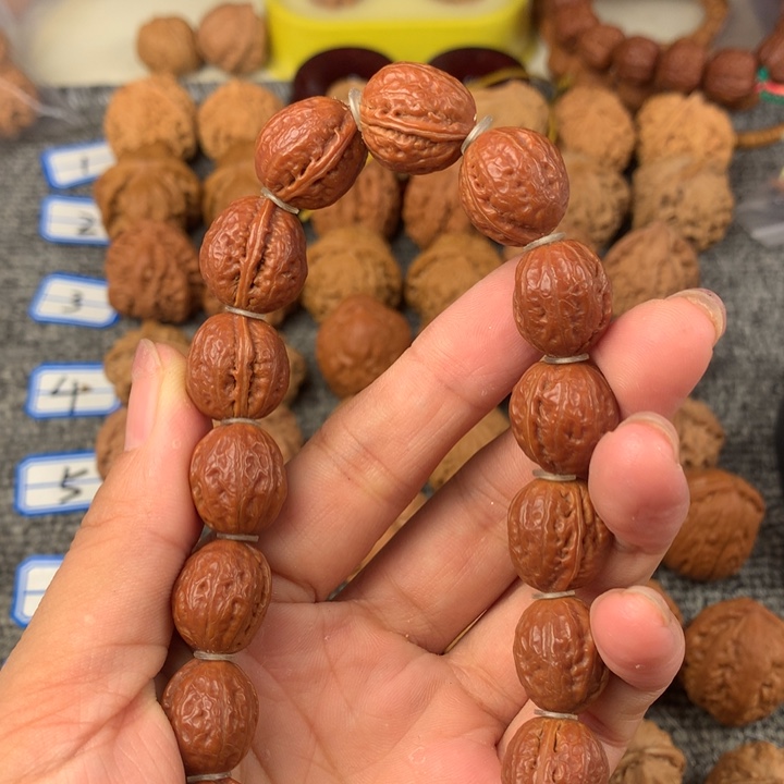 阿*手持。                  