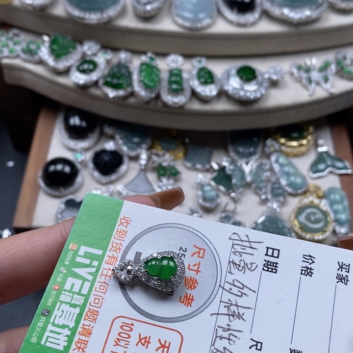 翡翠颈饰未镶嵌翡翠