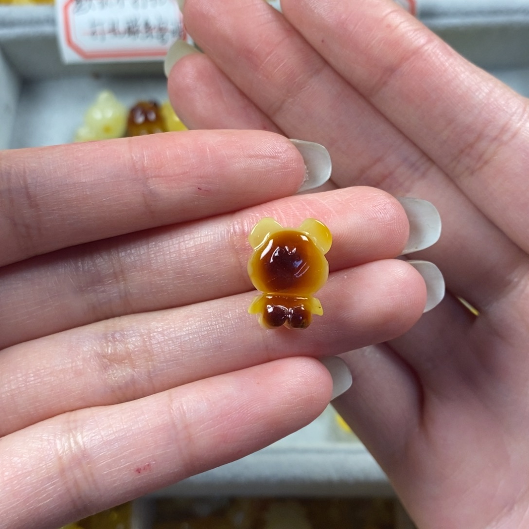 琥珀裸石未镶嵌小熊