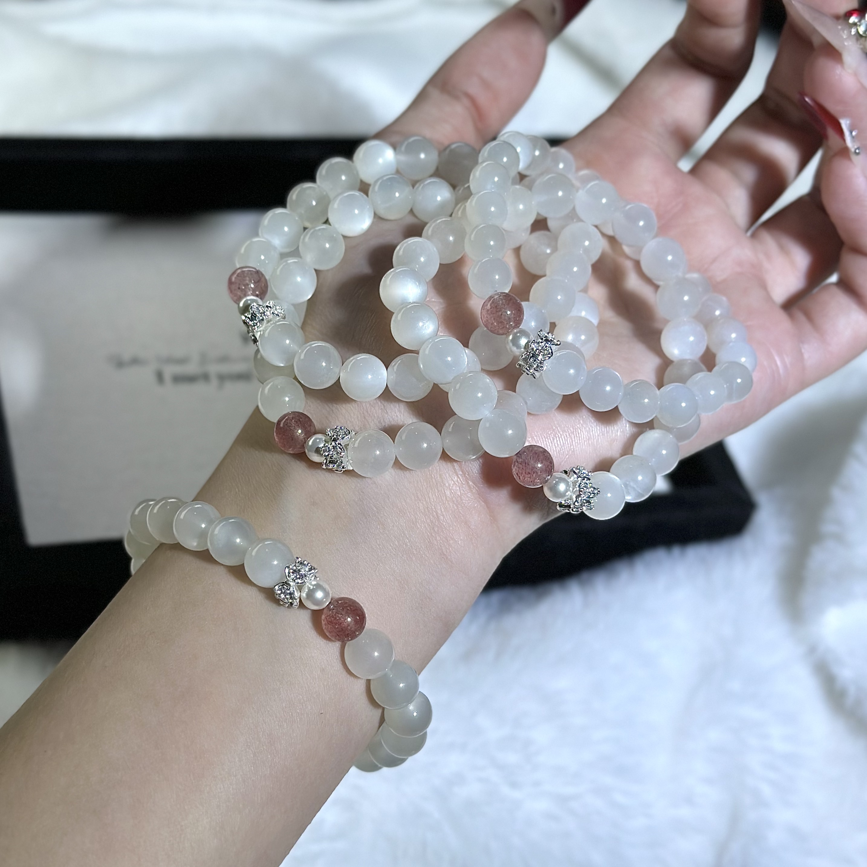 《云中月》天然白月光+单珠草莓晶手串 8mm