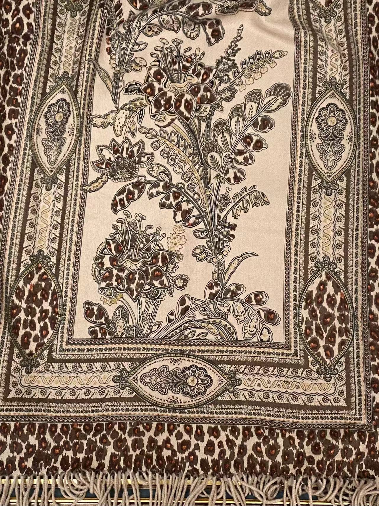 比娅豹点花卉卡其色羊绒披肩