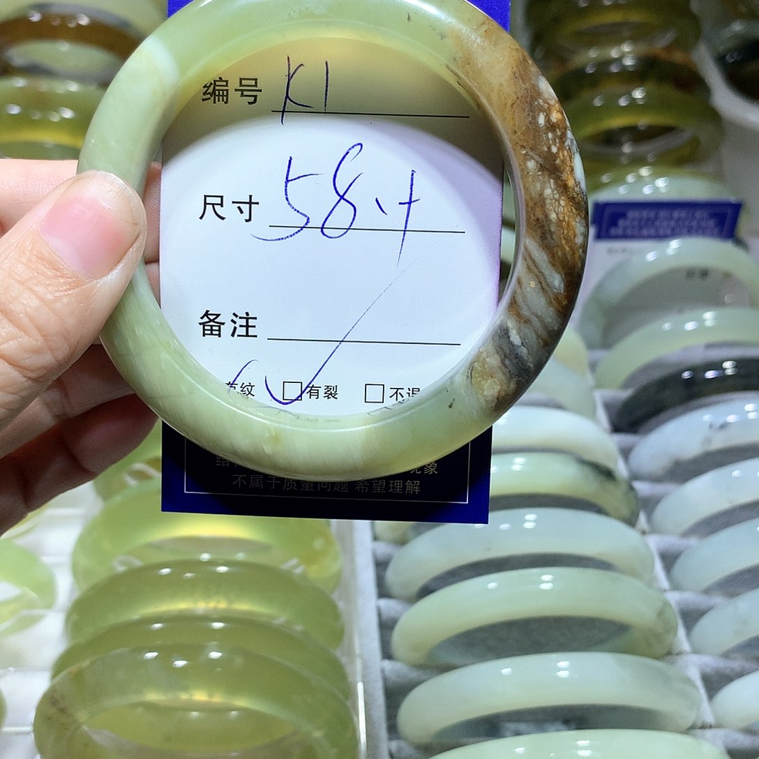 蛇纹石玉手镯未镶嵌