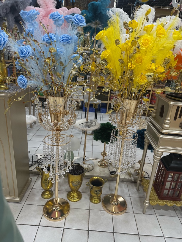 精美金色金属花打造独特视觉效果