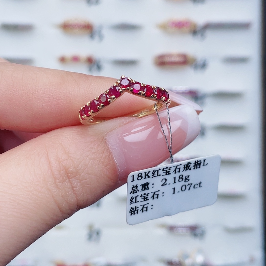 红宝石戒指18K金镶嵌