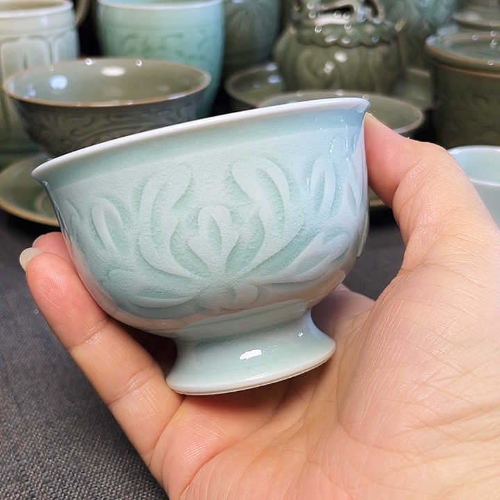 如***月耀州窑天青釉内外刻绘高足杯