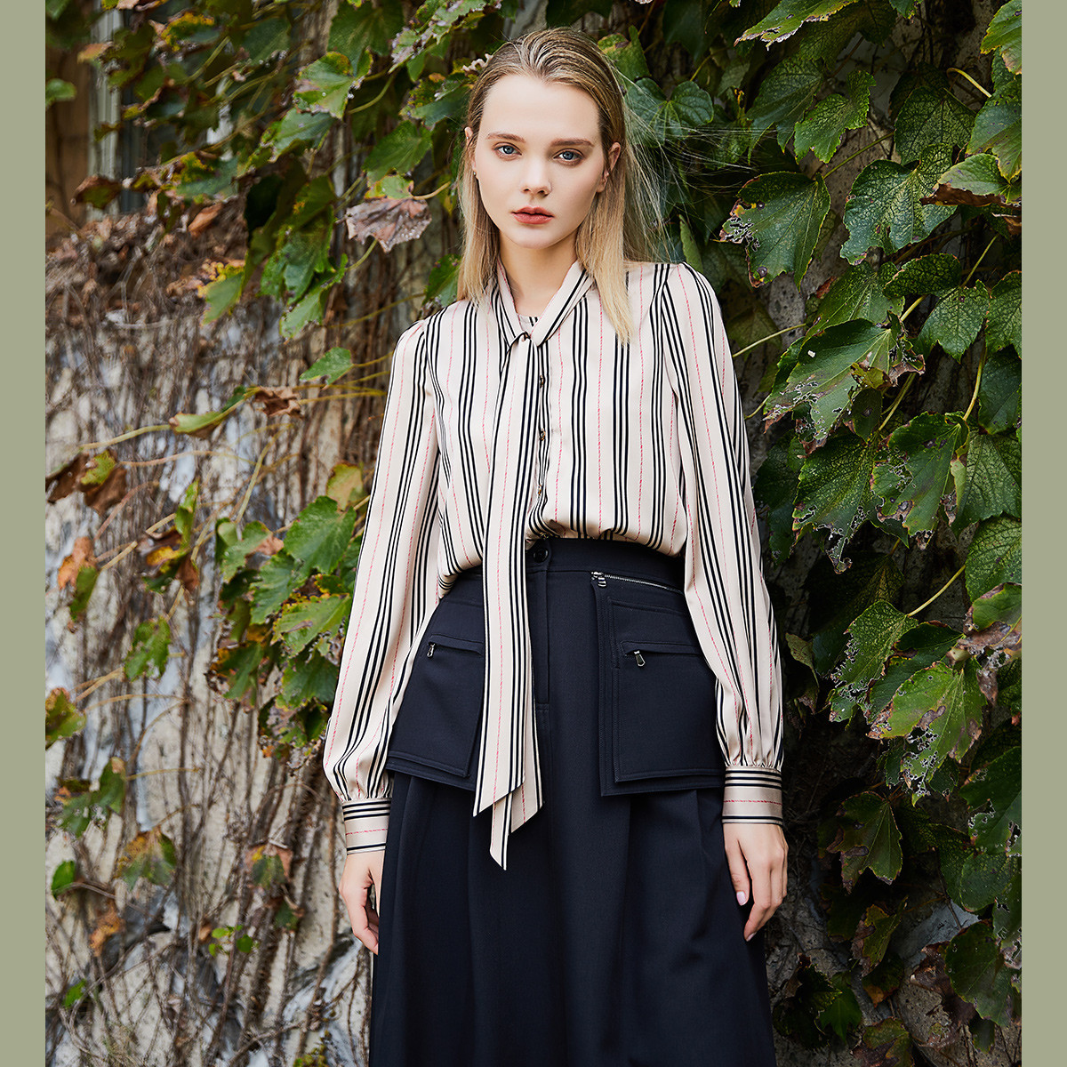 【许半夏推荐】打底条纹衬衫女秋季时尚百搭设计感飘带通勤气质上衣