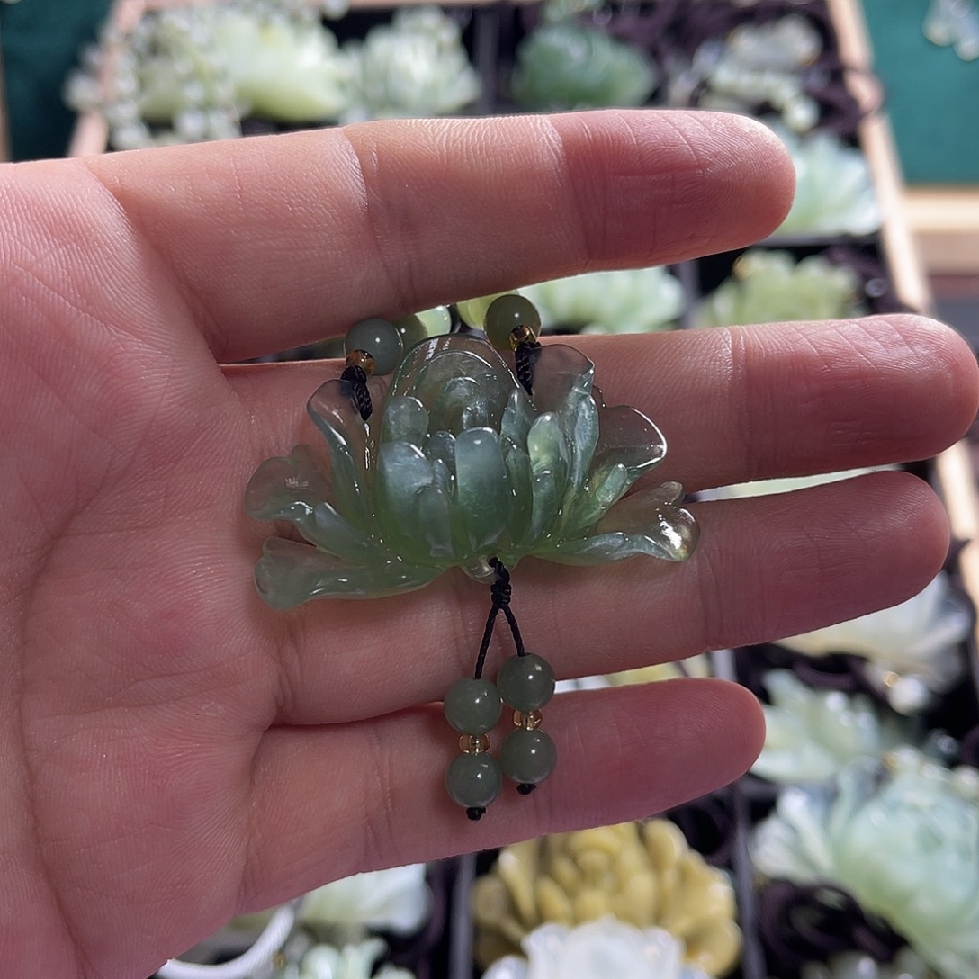贺***希蛇纹石玉未镶嵌颈饰