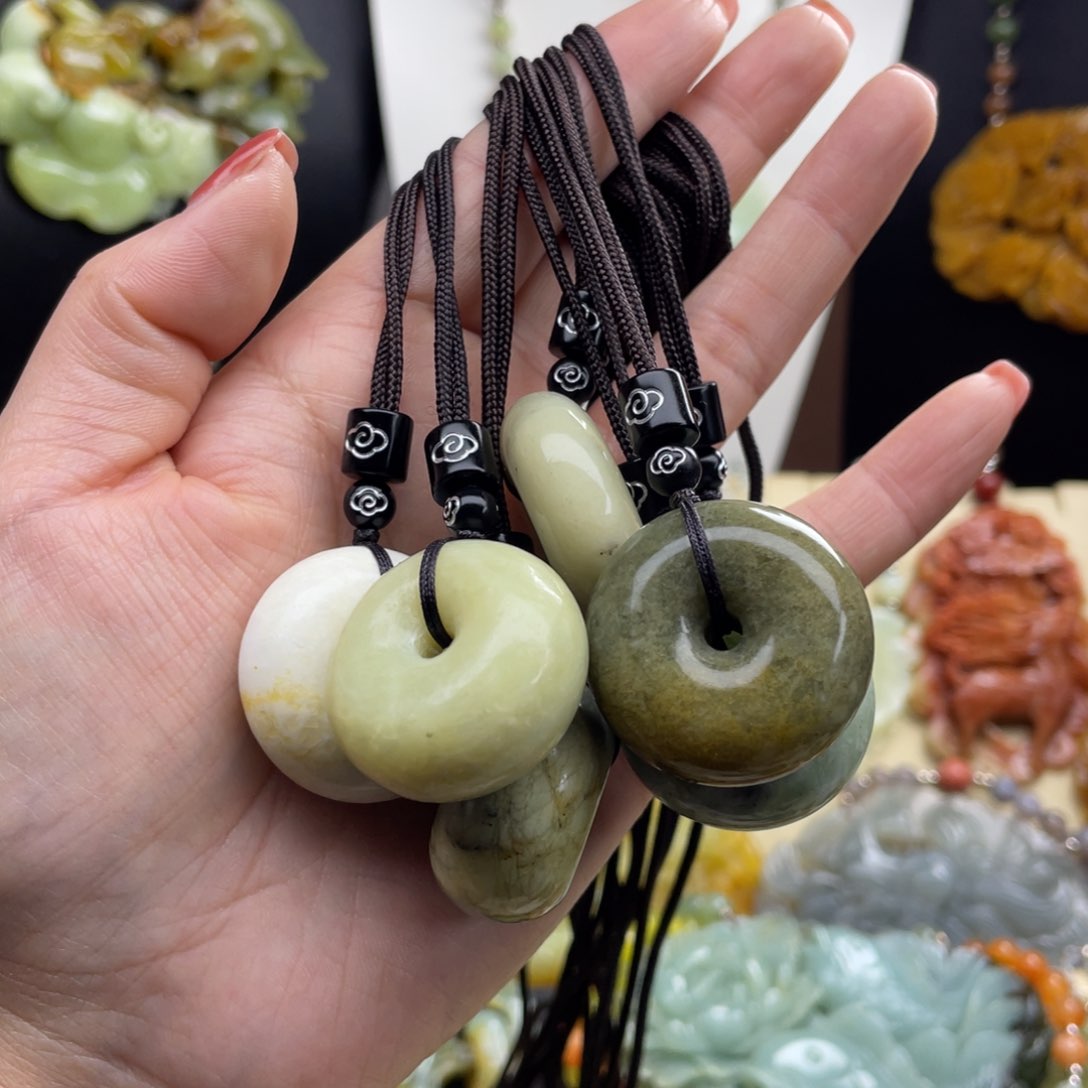 未镶嵌蛇纹石玉颈饰