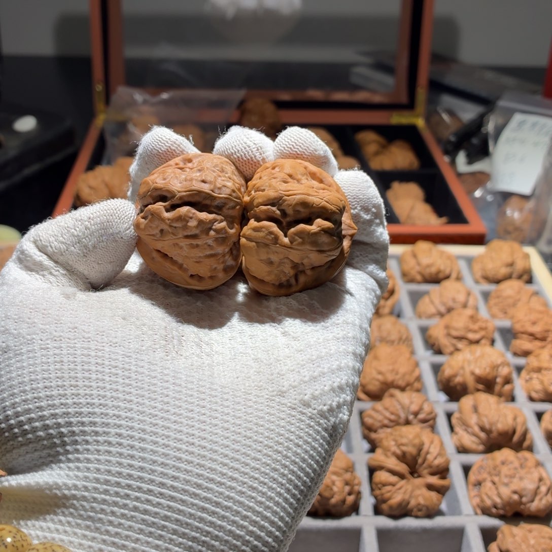 小***被文玩核桃吊坠山地娃