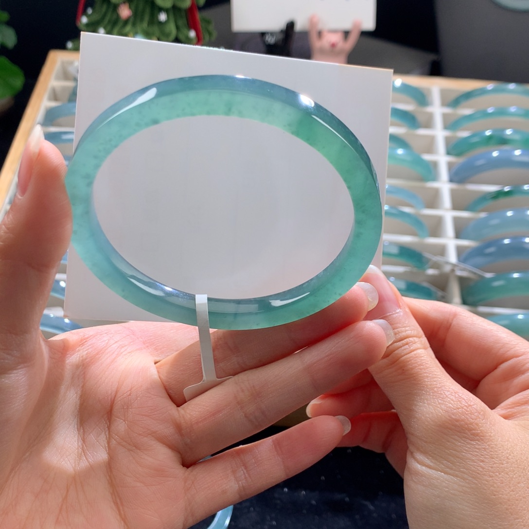 翡翠未镶嵌手镯冰蓝绿半山水