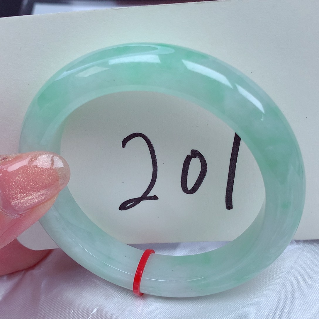 翡翠手镯未镶嵌翡翠