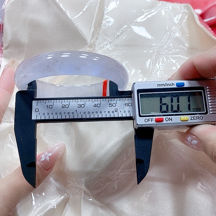 翡翠手镯未镶嵌130。      