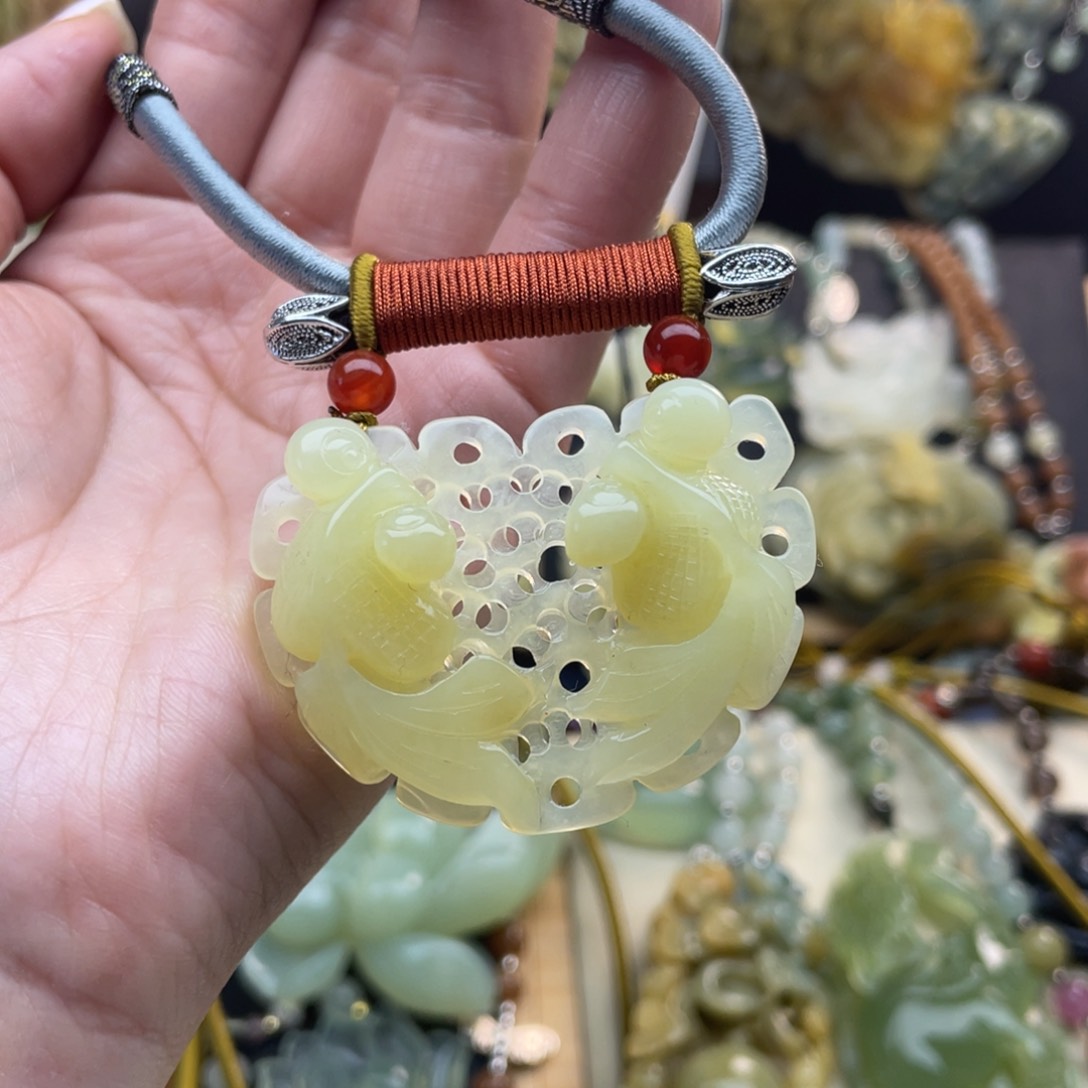 蛇纹石玉颈饰未镶嵌