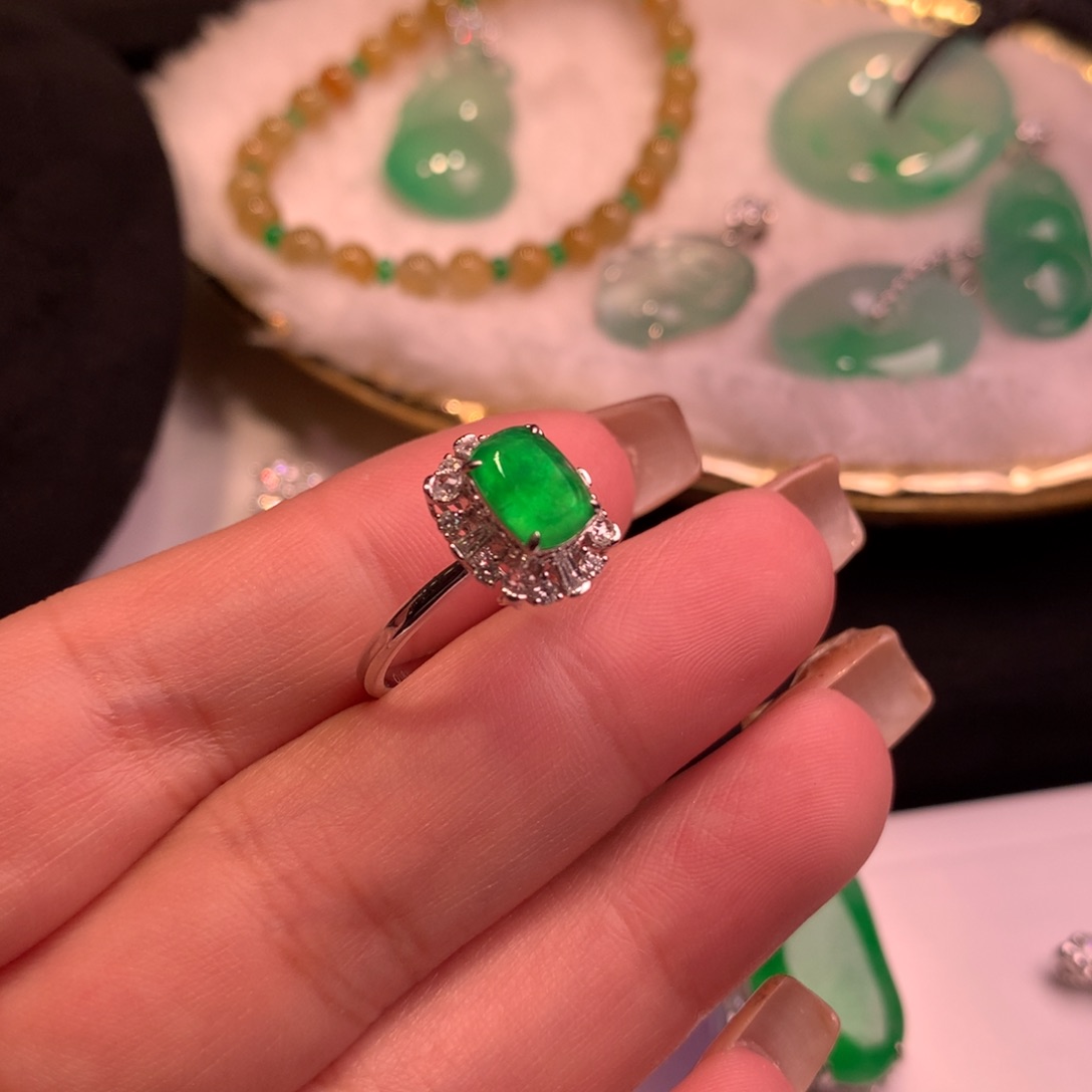 翡翠戒指18K金镶嵌戒指