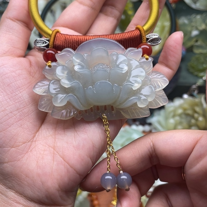 蛇纹石玉吊坠合金