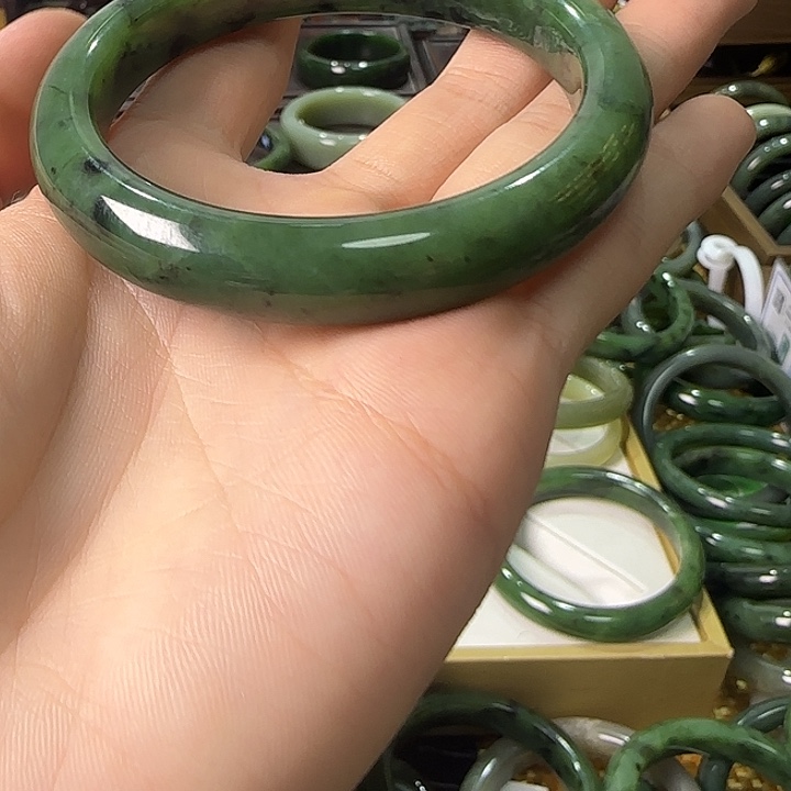 和田玉（碧玉）未镶嵌手镯