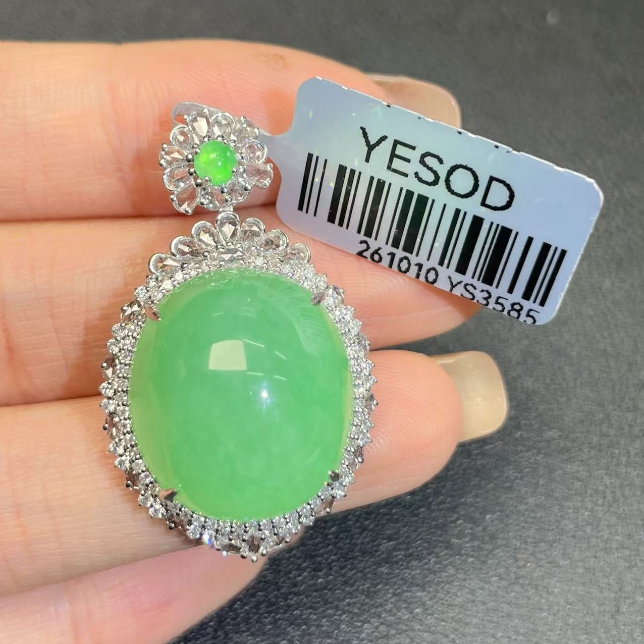 18k金镶嵌缅甸A货翡翠蛋面吊坠(不含链)