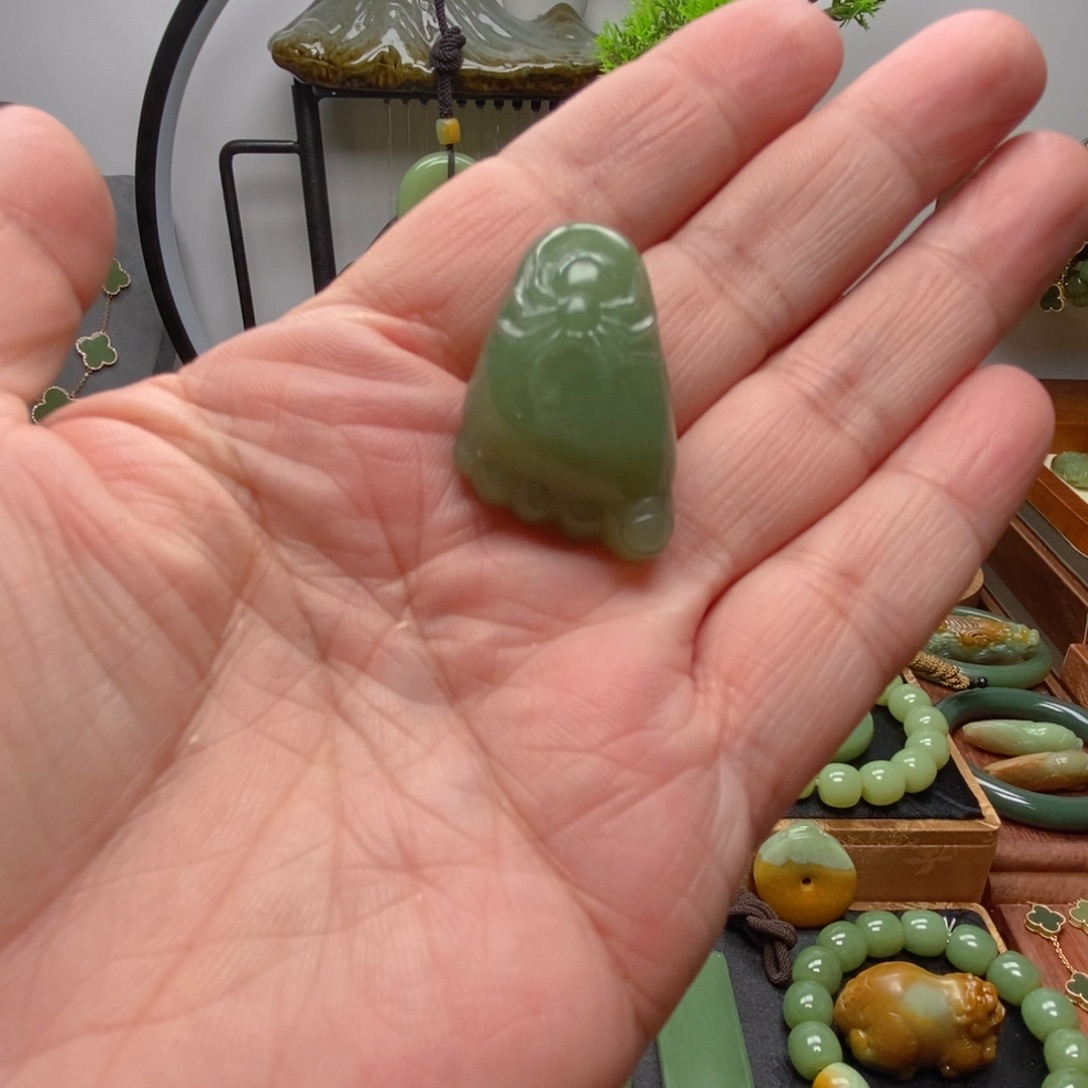 岫岩老玉（透闪石质玉）吊坠未镶嵌