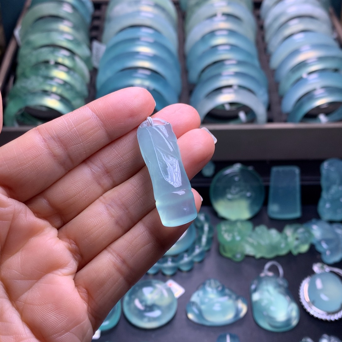 蛇纹石玉未镶嵌吊坠