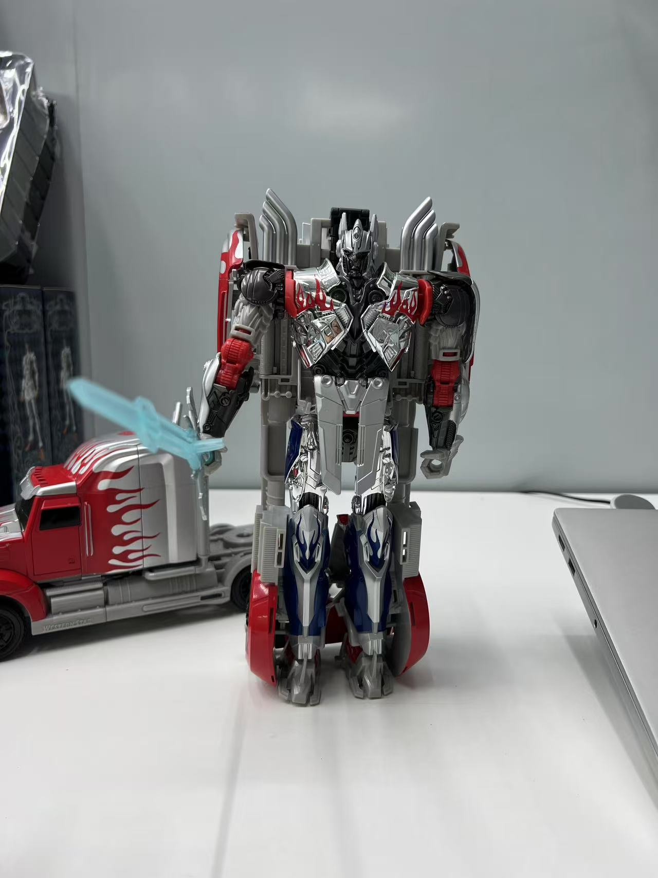 红色车擎天柱可变形玩具手办