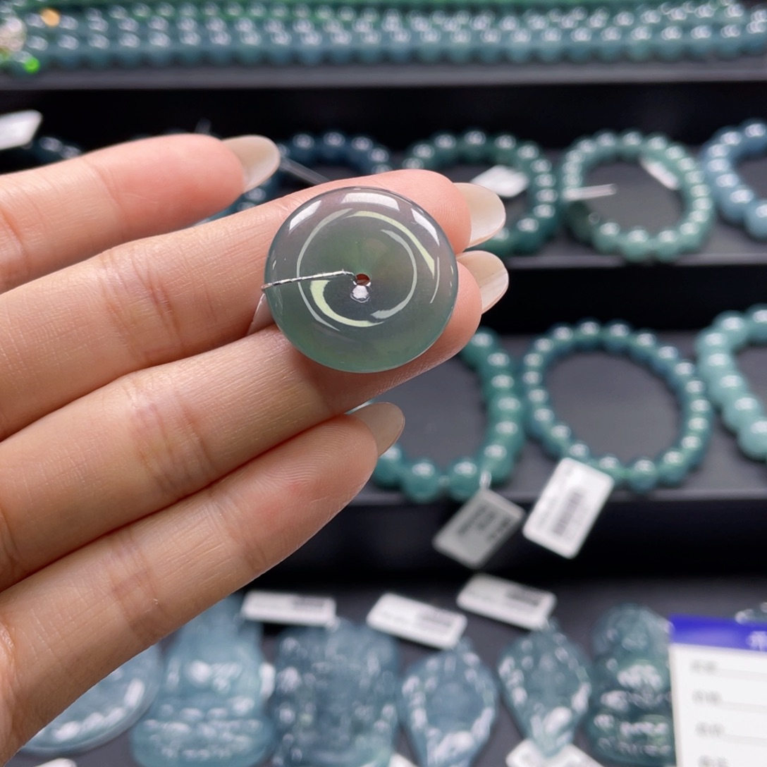 翡翠未镶嵌颈饰平安扣