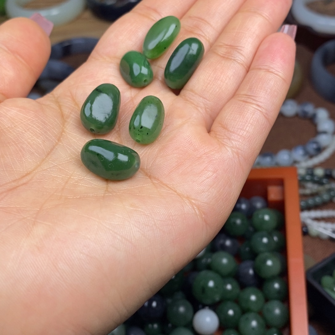 小***舞和田玉未镶嵌颈饰