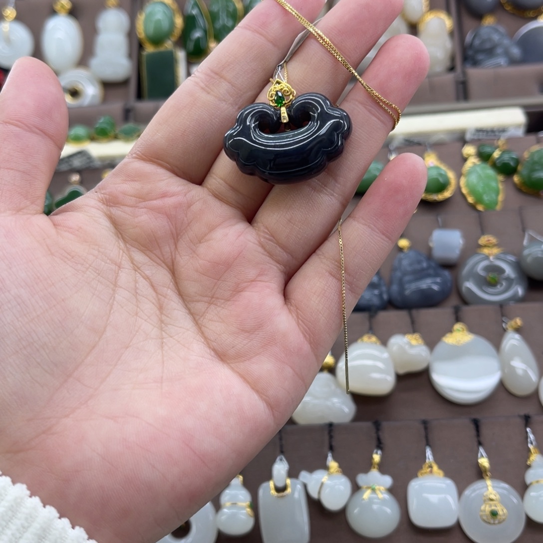 和田玉18K金镶嵌吊坠(赠链)