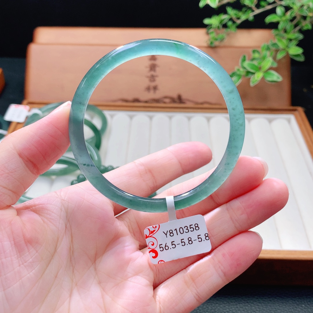 未镶嵌手镯（圆镯）翡翠