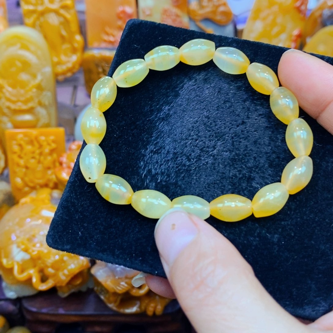 未镶嵌石英质玉（黄龙玉）颈饰