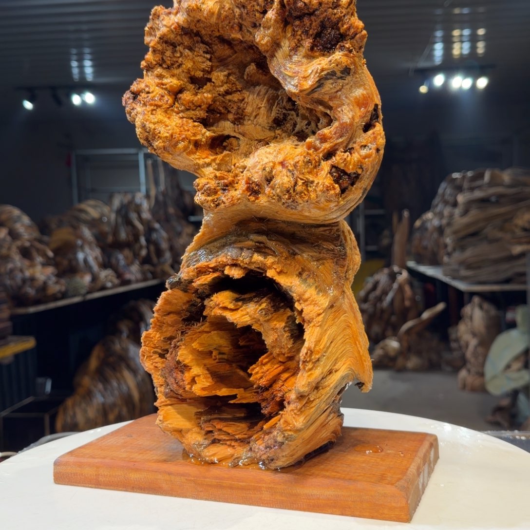 股***谈木王一刀琥珀木摆件157