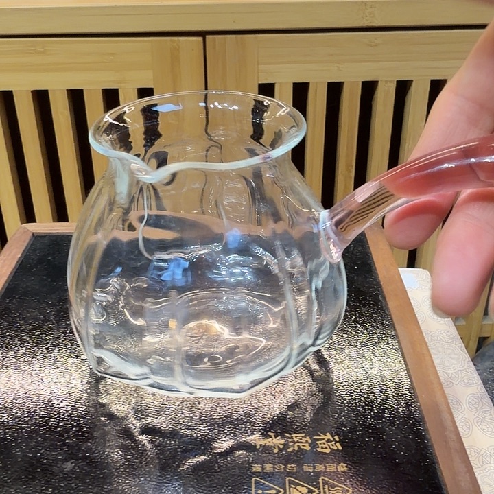 禾器侧把公杯。                