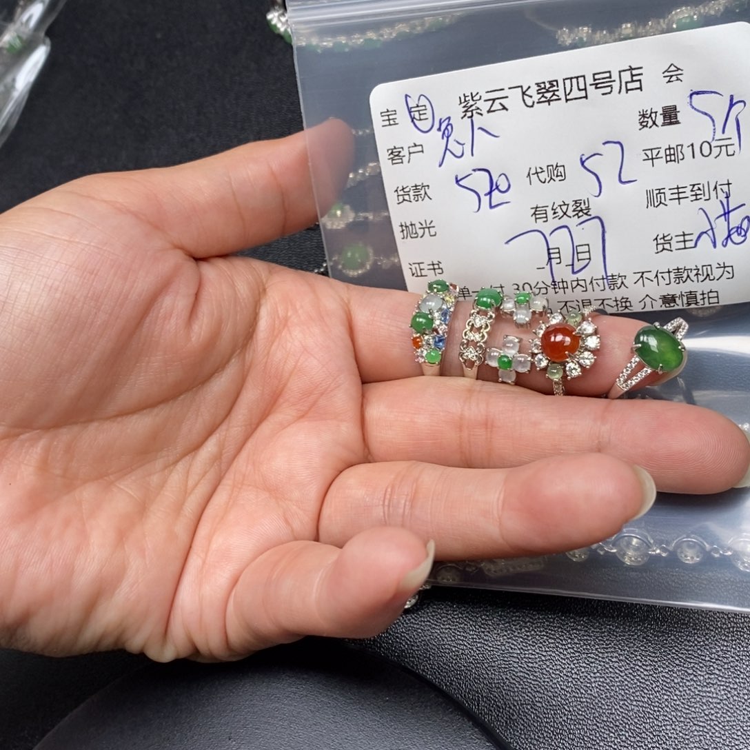 翡翠未镶嵌颈饰兔**乖翡翠吊坠