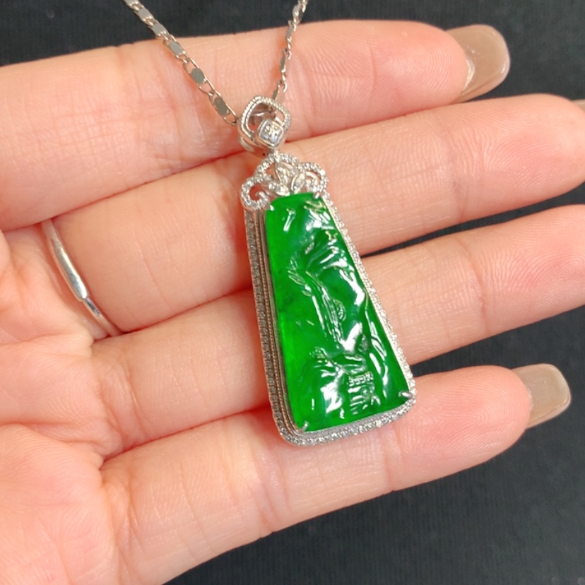 【闪购商品】颈饰18K金镶嵌翡翠山水牌