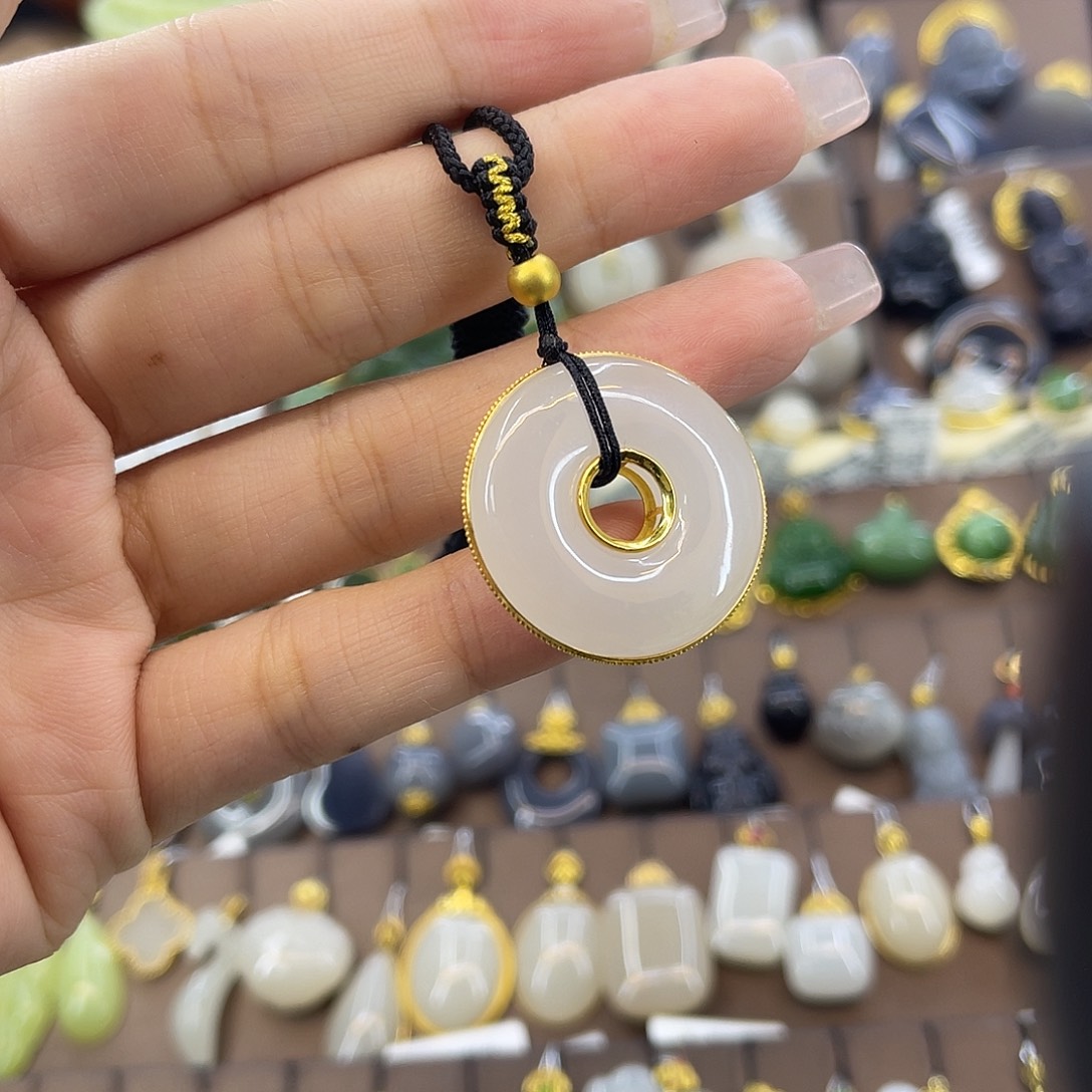 颈饰18K金镶嵌和田玉