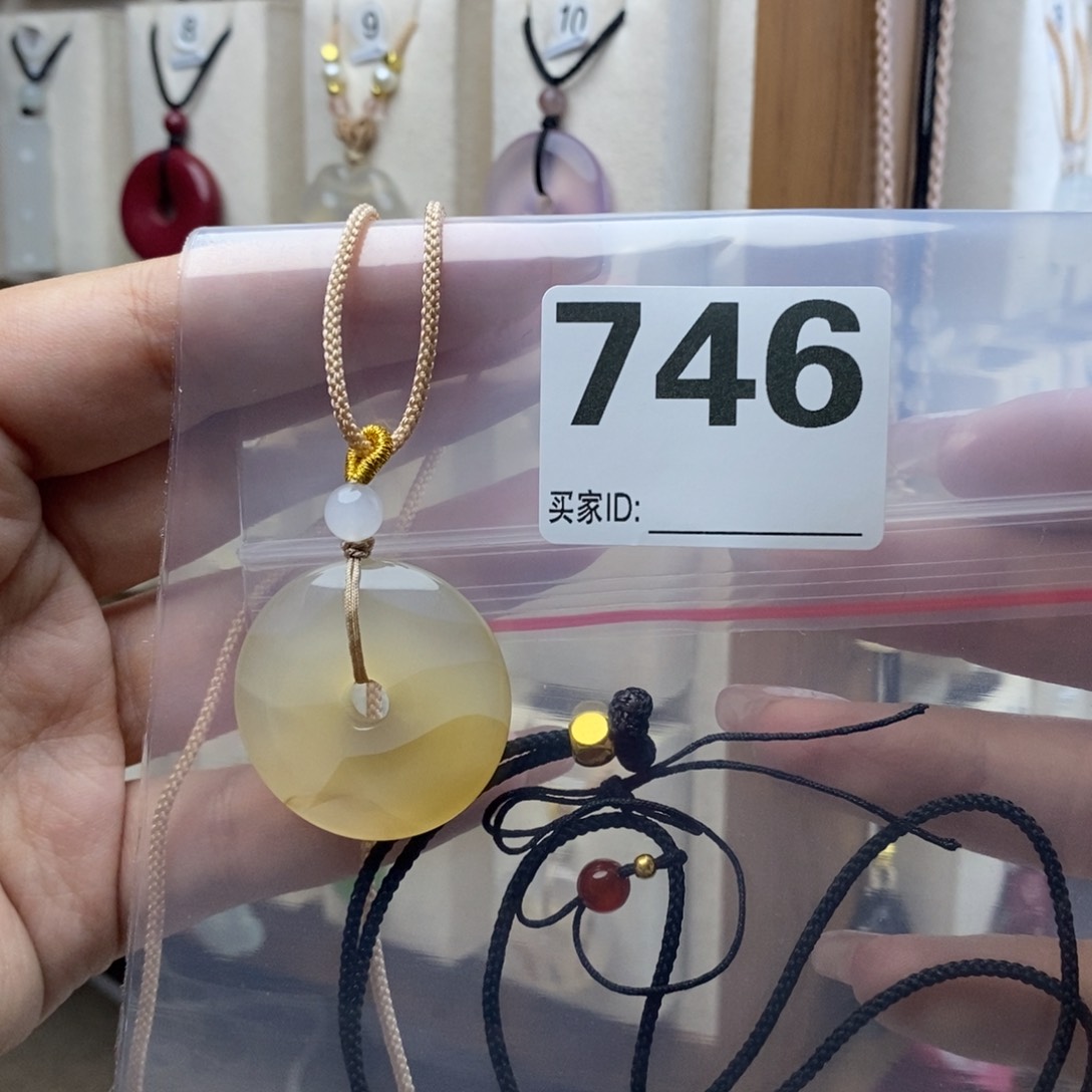 玛瑙/玉髓颈饰合金心**犀