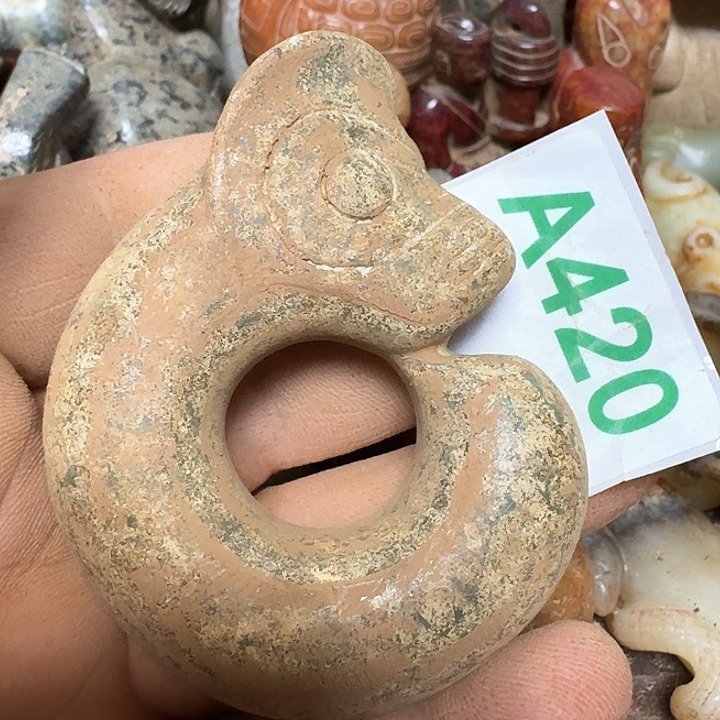 蛇纹石玉颈饰未镶嵌