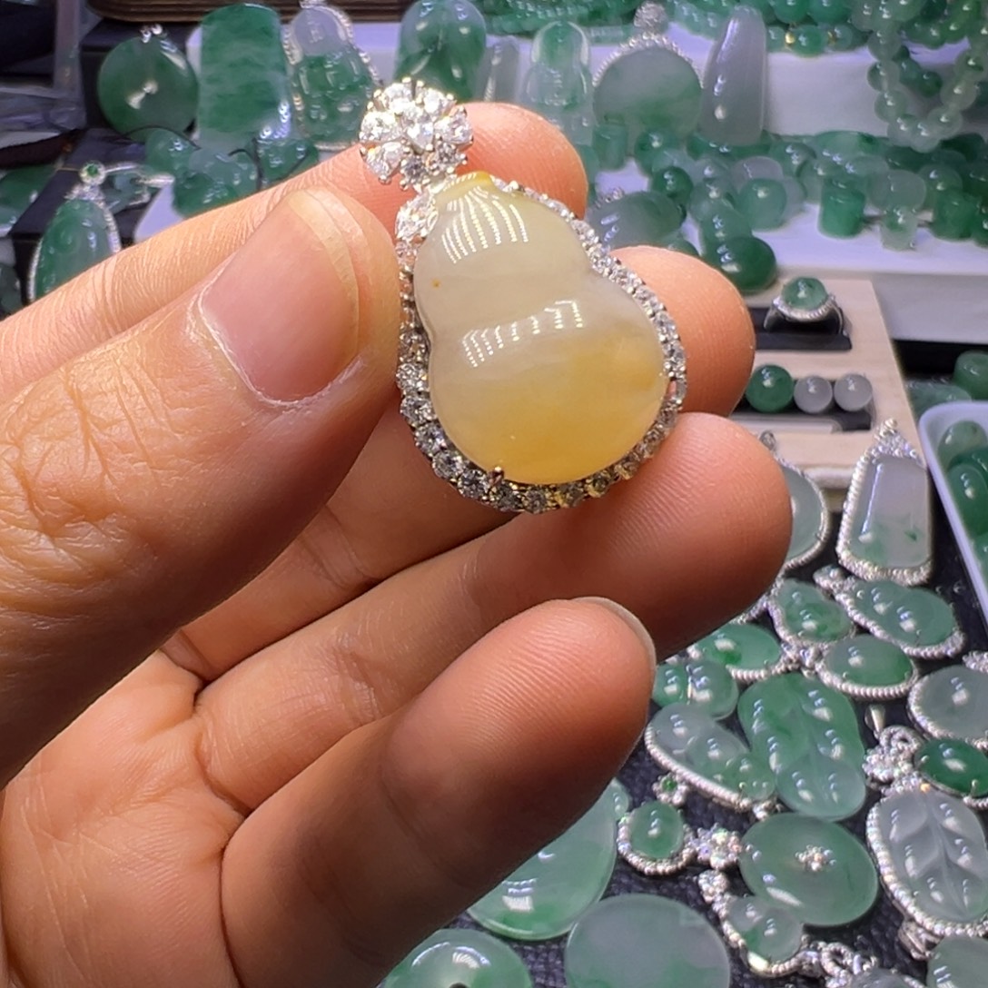 石英质玉（非洲翠）未镶嵌颈饰