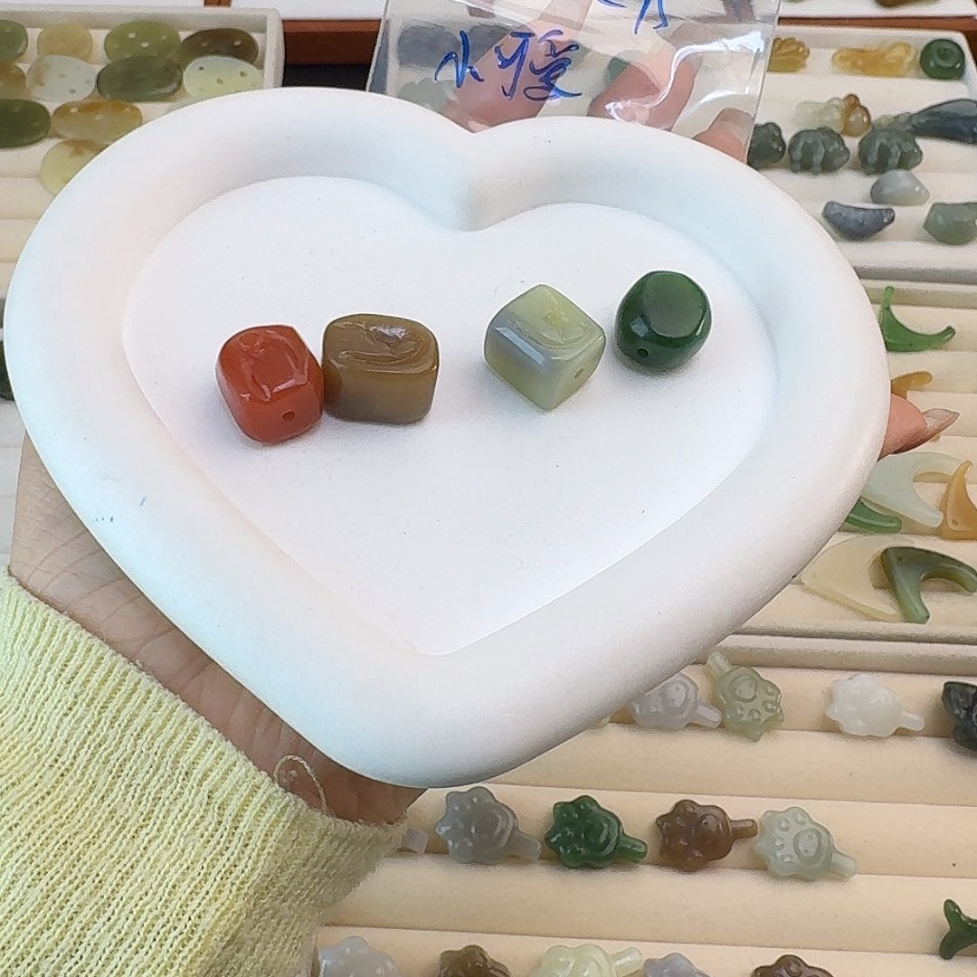 小***爱和田玉未镶嵌珠宝半成品