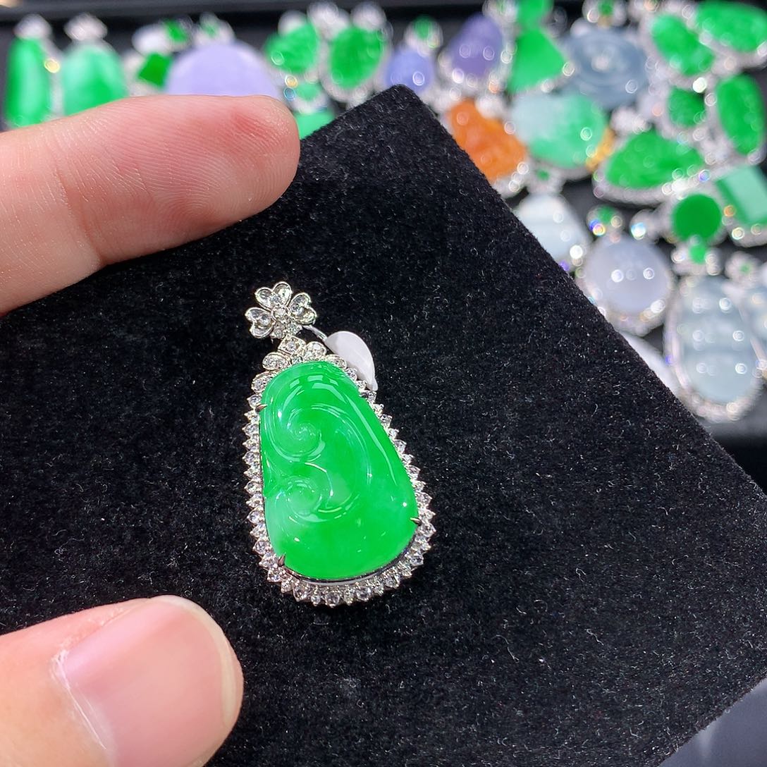 翡翠18K金镶嵌颈饰