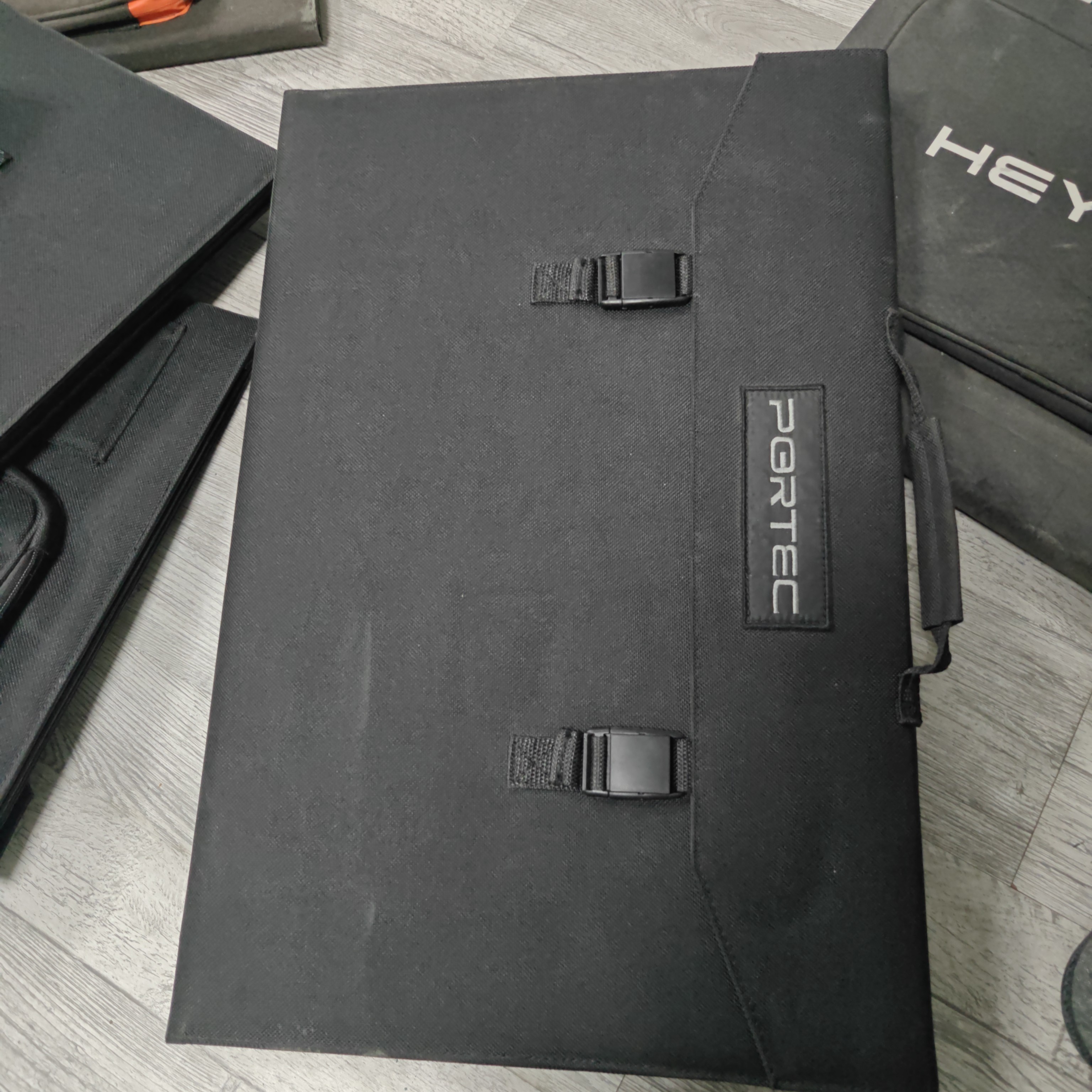 100瓦太阳能电池板黑色 加稳压器