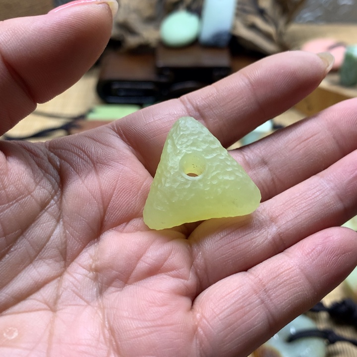 蛇纹石玉颈饰未镶嵌八**羊