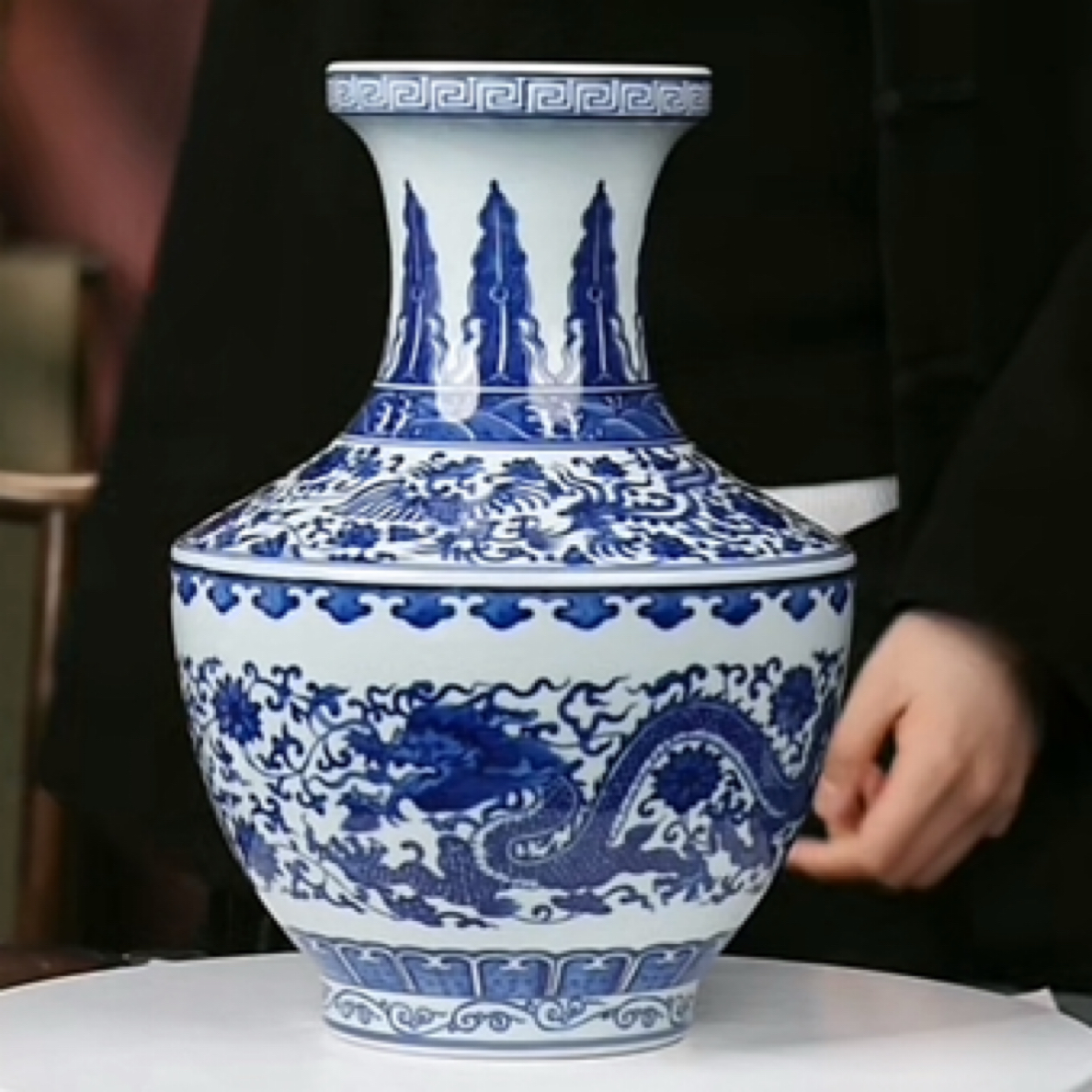 M青花龙穿莲纹盖碗樽