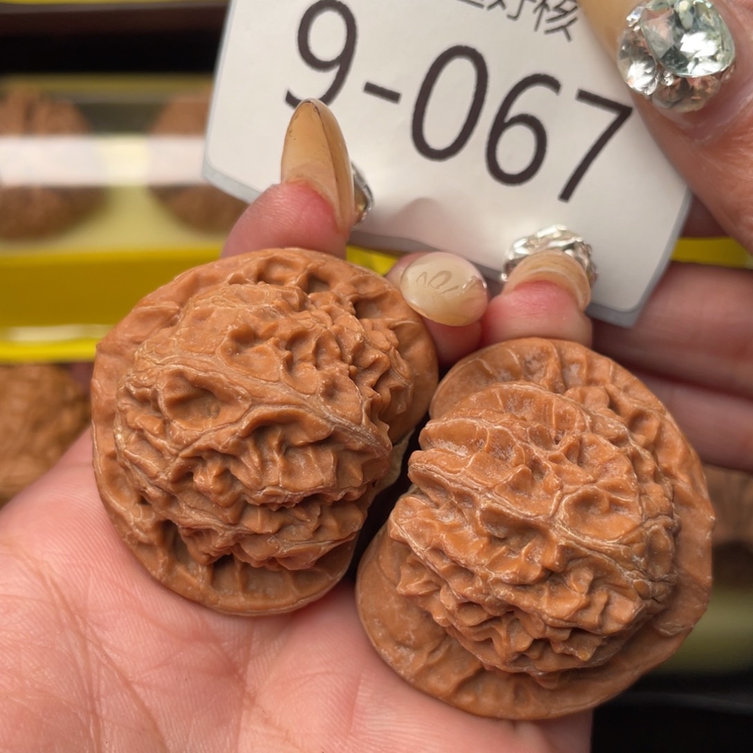 文玩核桃把件41全品红皮桃心宫灯