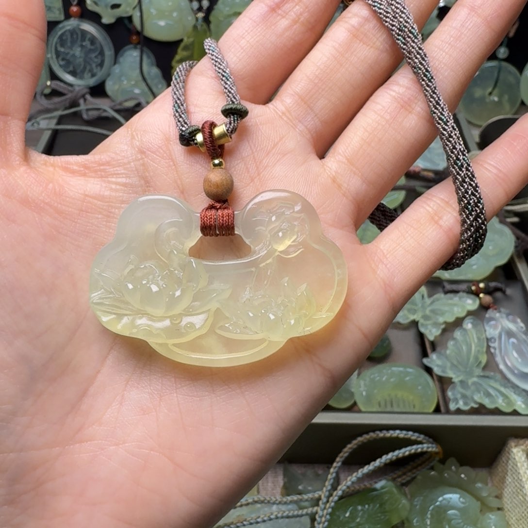 蛇纹石玉颈饰未镶嵌