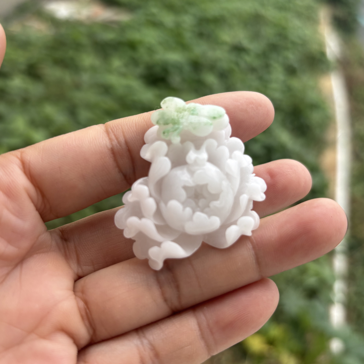 独山玉俏色巧雕蝴蝶牡丹挂件