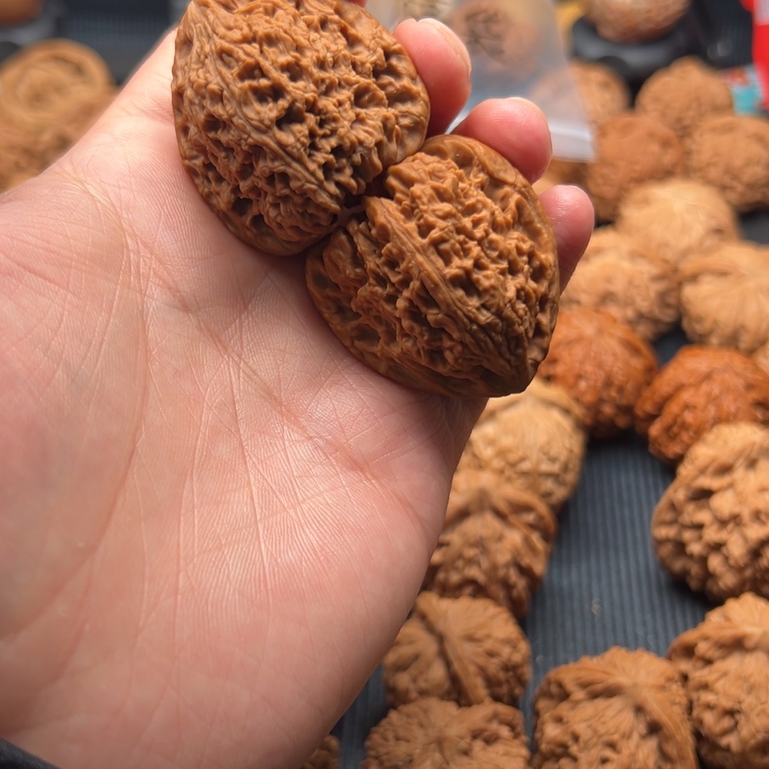 钻****核桃三角南疆石文玩把件