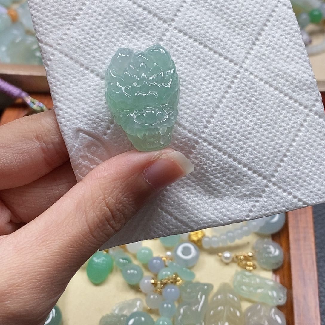 翡翠颈饰未镶嵌啊