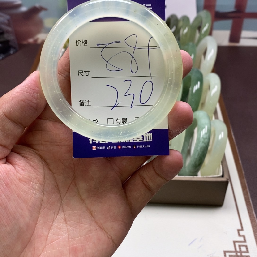 蛇纹石玉手镯未镶嵌