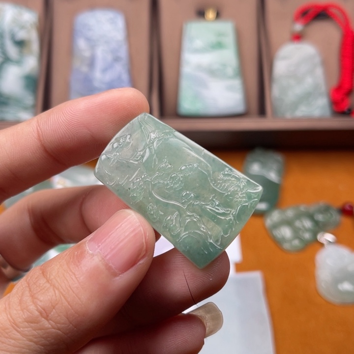 翡翠颈饰未镶嵌山水