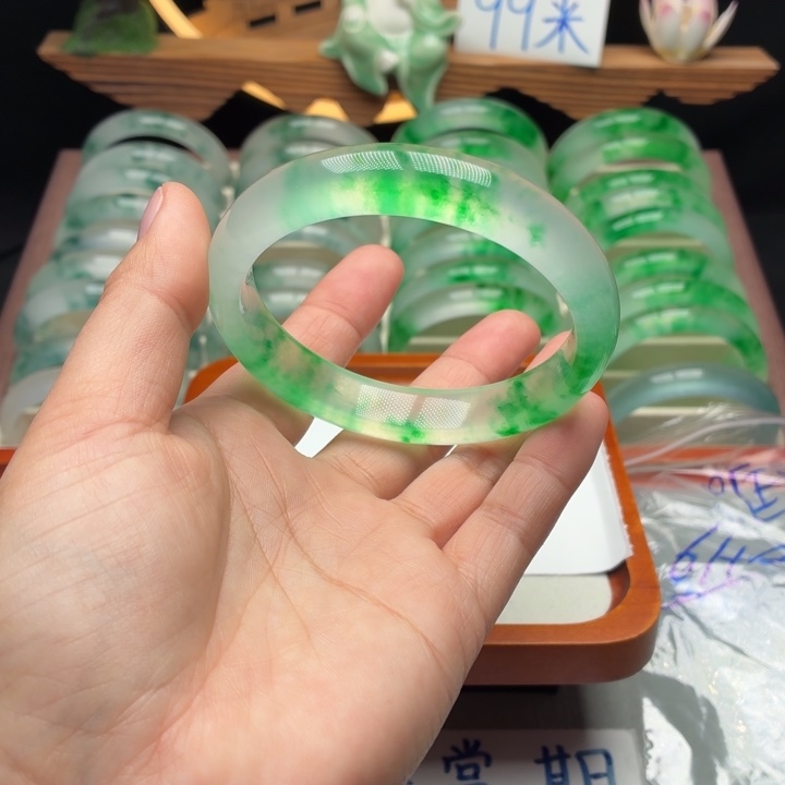 ****️石英质玉未镶嵌手镯